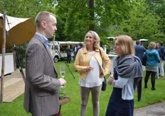 Jelle Verschuur van de Smaakspecialist in gesprek met Astrid Dirven (vrouw van) en Daphne Mul (ook de Smaakspecialist).