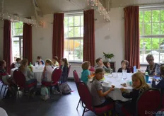 De kinderen die deelnamen aan de les van KidsProef kregen voorafgaand aan de Organic Business Lunch de tijd om zelf even te lunchen.