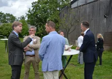 Links Maarten de Leng van de Smaakspecialist, naast hem Bas Janssens van Wageningen Economic Research (beige pak).