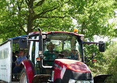 Ook de huifkartocht, die tevens langs de Schooltuin van De Gouden Emmer kwam, viel zeer in de smaak. De mannen van de Dorsclub Haarle hadden het extra zwaar door het warme weer.