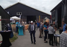 Buiten konden bezoekers wat meer informatie inwinnen. De kinderen vermaakten zich volgens Desiree uitstekend met een leuke speurtocht, op het springkussen en het voetbalveld en met de pony’s.