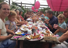 Henny van Bergeijk van Raspberry-Maxx stuurde drie vrolijke foto’s in met uiteraard ieder een roze frambozentintje.
