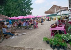 "Verder hadden we heel de dag aanloop en gezelligheid met muziek en kraampjes. Hoeveel precies vind ik altijd lastig. Door het warme weer en Vaderdag wel wat minder denk ik, maar het liep toch mooi door. Wij hebben een leuk dag gehad met onze fans/klanten!"