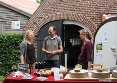 "Daarnaast konden de kinderen met alle dieren knuffelen en ponyrijden en was er lekkers te eten en te drinken bij de kraampjes. Een gezellige geslaagde dag waarop wij weer veel hebben kunnen vertellen over het hoe en waarom van biologisch boeren."