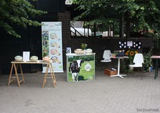 "Anne: "Deze dag heeft Achterhooks Dearntjen samen georganiseerd met Arink, voor de consument, ter kennismaking. Men kon er Achterhooks Dearntjen & Zwaluwgekwetter proeven en kopen, zich laten schminken, rondleiding volgen, een ritje in de veekar naar de ossen maken, lunchen, spelletjes doen."