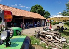 "Ria: "Het was een erg leuke dag, maar vanwege het warme weer wel iets minder druk dan anders. 's Ochtends en 's middags was het op bepaalde momenten echt lekker druk. We hadden vooral onze groentenabonnees uitgenodigd en daar zijn er toch heel wat van langs gekomen. Het was een heel gezellige dag."