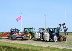 Hier worden voorbereidingen getroffen voor velddemonstraties later deze dag.
