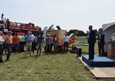 Gedeputeerde Jan Nico Appelman (meest rechts) geeft ook acte de présence.