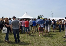 Het publiek luistert aandachtig naar de aankondiging van het programma.