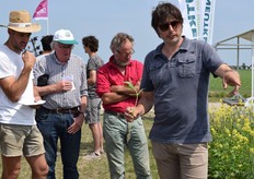 Sander Bernaerts van Naturim geeft een veldpresentatie over de voordelen van plantdiversiteit bij het demoveld van Neutkens zaden.