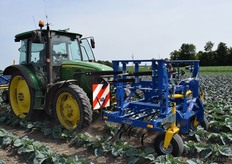 Jos Pelgröm van Man@Machine demonstreert hier de eerste schoffelmachine van Treffler.