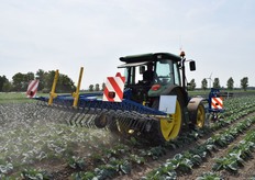 Jos Pelgröm van Man@Machine demonstreert hier de eerste schoffelmachine van Treffler.