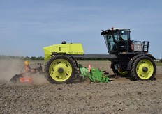 De Multi Tool Trac is een multi-functionele werktuigdrager, ontwikkeld voor de rijpadenteelt.