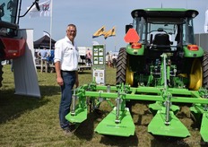 "Gert de Jongste van GroeNoord BV toont dit Combi-werktuig: Ecoridger, Speedridger & Hoekschoffel. "In deze opstelling kun je met een kleine trekker voldoende druk op de bodem en het gewas uitoefenen." Hij merkt op dat bio-telers voorop lopen in GPS-schoffelsystemen."