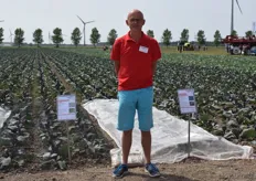 "Anton Hulsegge van Howitech is ook voor het eerst op de Biovelddag. De multifunctionele klimaatdoeken op de achtergrond zijn geschikt voor de biologische land- en tuinbouw. "De doeken reguleren warmte en vocht en schade door vogels."
