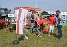 Lidwien Daniels van Louis Bolk Instituut in gesprek met een bezoeker.
