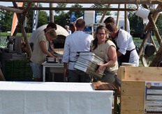 Ook voor de catering was het zweten geblazen. Hier worden voorbereidingen getroffen voor de Bourgondische Barbecue.