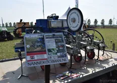 "Demo van de Robovator bij Mechanisatiebedrijf Nanne Kooiman, een cameragestuurde schoffelmachine. Wim Kooiman: "De machine maakt geen kleuronderscheid en herkent iedere plant individueel."
