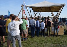 Lange rijen voor de Bourgondische Maaltijd.