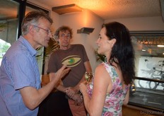 Kees van Zelderen (bestuur Biohuis, bio-melkveehouder) met Lasca ten Kate (TrueTasteAdventures) en in het midden Martin Bongers (Iceberg).