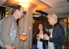 Steven de Cleen (PROUDdesign). PROUDdesign heeft verpakkingen ontworpen voor onder meer Lovechock en Royal Green. In het midden Eva Nouhet van E-naturals (ze is bezig met een eigen verzorgingslijn). Rechts Jos van Duinen van natuurvoedingswinkel De Brandnetel in Leiden.