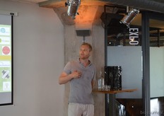 Thomas van Hasselt, één van de initiatiefnemers van de BioBorrel heet alle aanwezigen welkom.