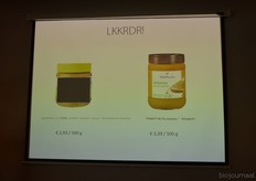 De pindakaas van Ekoplaza is weliswaar duurder dan de pot die in het reguliere supermarktschap staat, maar hiervoor krijgt de consument wel 99,7% pinda's in plaats van 77% pinda's (aangevuld met palmvet en rietsuiker).