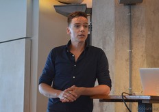 "Hans reageert op 1 van de vragen vanuit het publiek. Ze vroegen zich onder meer af waarom Ekoplaza zich wil blijven profileren als supermarkt. Vanuit het publiek kwam onder meer de vraag waarom Ekoplaza zich überhaupt perse wil blijven profileren als supermarkt, want daardoor zou een prijsdiscussie onontkoombaar zijn. Jos van Duinen (De Brandnetel, Leiden): "De klant die de speciaalzaak binnen gaat, weet dat het duurder is. Met deze prijsverlaging verlaag je je tot het niveau van de prijzenoorlog."