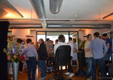 De borrel begon na afloop van de discussie.