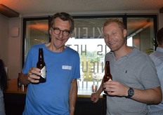 Eymert en Thomas dronken een drankje op het goede verloop van de BioBorrel.