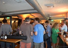 Napraten tijdens de daadwerkelijke borrel.