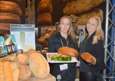 Linsey Witters en Martine van Drie van Odenwald Organic Bakery. Ze staan met het nieuwe Lecker Bierbrood. Het restproduct van een brouwproces, de bierbostel, wordt verwerkt in brood
