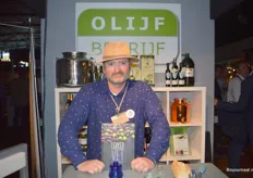 Gregor Christians van Olijfbedrijf. Is helemaal trots op zijn boek dat alleen maar over olijfolie gaat.