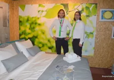 Sander Verschure en Marco Ouwerkerk van Green Leisure. Ze staan in de duurzame hotelkamer die op de beurs werd gepresenteerd.