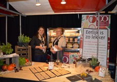 "Ingrid Hermeling en Karolien Dotinga van Traiteur de Oorsprong. Traiteur de Oorsprong debuteerde op de beurs. Ingrid: "De eerste indruk is goed, de quiche staat al in de oven en we brengen onze zomerstamppotten extra onder de aandacht."
