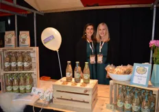 Mieke Bomans en Karen van Gompel met de drie soorten biologische home made granola's van Julia's Delicious World.