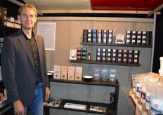 Rudy van den Berg van De Witte Eland met achter hem een biologische kruidenlijn en daaronder biologische amandelen uit Spanje.