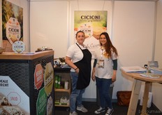 Gaia van Reenen en Rohini Hörner van Cicioni. Cicioni is gemaakt van gefermenteerde noten en is daardoor vrij van zuivel, gluten, additieven en conserveringsmiddelen. Daardoor is het geschikt voor zowel vegetariërs als veganisten.