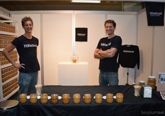 Bas van Koeijen en Michiel Vos van de Pindakaaswinkel. Michiel geeft aan opgevoed te zijn met pindakaas uit de natuurvoedingswinkel, maar besloot zelf nog smaakvollere pindakaas te gaan produceren.