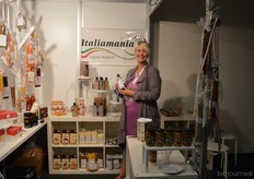 "Mirjam Violante met een biologische olijfolie van Italiamania. "Wij verhandelen allerlei ambachtelijke Italiaanse producten die met veel passie gemaakt zijn."