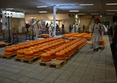 En tegenover de stand was de Noord-Hollandse kaasmarkt ingericht.
