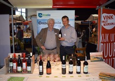 "Rechts Ramon van Huffelen van Natrada. Links zijn vader. Natrada stond voor het eerst op de Vakbeurs Foodspecialiteiten. Ramon: "Dit is de manier om te kijken wat er speelt in de kaaswinkels. Ik heb onder meer een bijzondere biologische natuurwijn Moraza meegenomen."