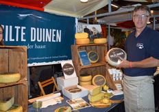 Gerben Bakker toont de nieuwste toevoeging in het kaasaanbod van biologische boerderij De Zeekraal (Terschelling).