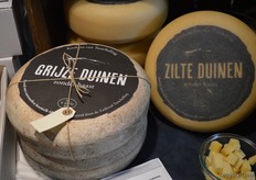 De 'Grijze Duinen'-kaas rijpt in een bunker, zo geeft Gerben aan.