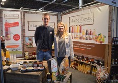 "Corné Prins en Annelia Dekker van 'sLandsBeste. Annelia: "We hebben zowel ons biologische als reguliere aanbod meegenomen. De één zoekt er immers wel naar, de ander niet."