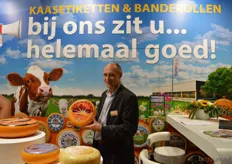 Kees Oudshoorn van Euroflex laat één van de kaasetiketten zien die zij voor onder meer biologische kaasproducenten maken.