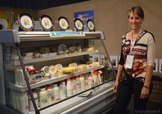 Bio-boerin Irene van de Voort in de stand van de Bond van Boerderij Zuivelbereiders.