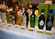 Nicos had ook diverse varianten biologische olijfolie bij.