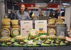 Ard van Gaalen met de bio-kazen van BioStee.