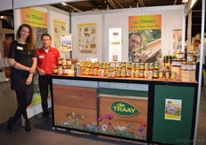 "Eveline Renders en Wim Roeleveld stonden naast imkerij de Traay op de beurs. Zij presenteerden de nieuwe honing met cranberry. "Van het sap maken we poeder en dit verwerken we in de honing."